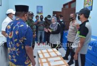 Kapolres Lamongan AKBP. Miko Indrayana, S.I.K., dan Komandan Kodim 0812 Lamongan Letkol Inf Sidik Wiyono, SH., M.Tr.Han mengiringi lawatan Bupati Lamongan ikut bersama sama Satgas Covid-19 Lamongan yang lainnya melakukan peninjauan Vaksin Covid-19 di Kantor UPT. Instalasi Farmasi Kabupaten [IST]