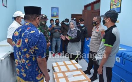 Kapolres Lamongan AKBP. Miko Indrayana, S.I.K., dan Komandan Kodim 0812 Lamongan Letkol Inf Sidik Wiyono, SH., M.Tr.Han mengiringi lawatan Bupati Lamongan ikut bersama sama Satgas Covid-19 Lamongan yang lainnya melakukan peninjauan Vaksin Covid-19 di Kantor UPT. Instalasi Farmasi Kabupaten [IST]