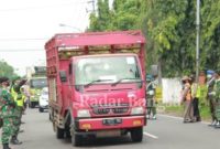 Tim gabungan TNI Polri dan Satpol PP dari anggota Kodim 0812 Lamongan dan Polres Lamongan serta Pemkab Lamongan  saat ops Yustisi dan PPKM di depan  Kecamatan Deket Kabupaten Lamongan. [IST]