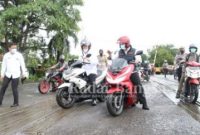 Wakil Gubernur (Wagub) Jawa Timur Emil Dardak dan Bupati Lamongan Fadeli melakukan sidak dengan mengendarai motor roda dua. [IST]