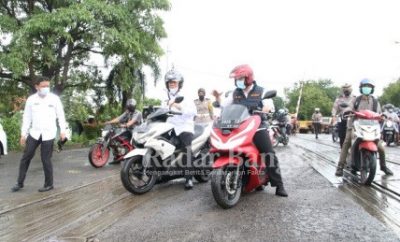 Wakil Gubernur (Wagub) Jawa Timur Emil Dardak dan Bupati Lamongan Fadeli melakukan sidak dengan mengendarai motor roda dua. [IST]