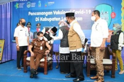 Bertempat di Halaman Pendopo Lokatantra, Bupati Lamongan membuka Pencanangan Vaksinasi Covid-19  [IST]