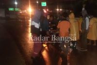 Petugas ssata evakuasi  kecelakaan tunggal di jalan Trans Sumatera Area Pelabuhan Bakauheni [IST]