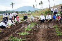 Acara Perpisahan Karang Taruna Sampang dengan Drs Moh Amirudin sebagai Pembina di aula Dinsos Sampang [HER]