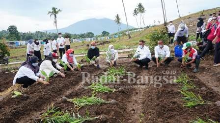 Acara Perpisahan Karang Taruna Sampang dengan Drs Moh Amirudin sebagai Pembina di aula Dinsos Sampang [HER]