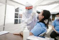 Karyawan PT Mowilex Indonesia melakukan test swab dengan Alat Uji Panbio Antigen Covid-19. [IST]