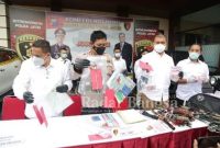 (Dua dari Kiri) Dirreskrimum Polda Jatim Kombes Pol Totok Suharyanto (Dua dari Kanan) Kabid Humas Polda Jatim Kombes Pol Gatot Repli Handoko saat konfresi Pers