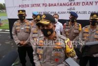 Wakapolda Jawa Timur Brigjen Pol Slamet Hadi Supraptoyo, didampingi Pejabat Utama (PJU) Polda Jatim dan Kabid Humas Polda Jatim Kombes Pol Gatot Repli Handoko serta Bhayangkari Polda Jatim, Selasa (19/01/2021) pagi memberangkatkan Bantuan Sosial untuk korban banjir [HMS]