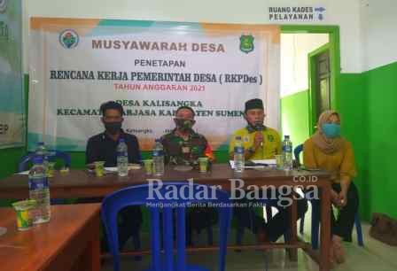 Kopyah Hitam : Ainur Ridha, S.Pd.I., Kepala Desa Kalisangka Saat Acara Musdes RKPDes TA 2021 Di Balai Desa Kalisangka Kecamatan Arjasa Kabupaten Sumenep Jawa Timur. (Foto: Ong)