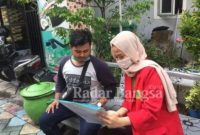  
Rara ketika sedang mengedukasi tentang protokoler
ke salah satu pemilik ukm “Warkop Tunggal Roso' [IST]