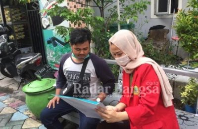  
Rara ketika sedang mengedukasi tentang protokoler
ke salah satu pemilik ukm “Warkop Tunggal Roso' [IST]