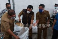 Pj Bupati Sidoarjo, Hudiyono didampingi kepala dinas perindustrian dan perdagangan Charda mengecek stok kedelai di gudang milik Primkopti Karya Mulya di desa Sepande [KMF]