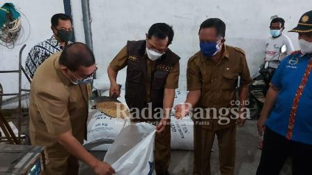 Pj Bupati Sidoarjo, Hudiyono didampingi kepala dinas perindustrian dan perdagangan Charda mengecek stok kedelai di gudang milik Primkopti Karya Mulya di desa Sepande [KMF]