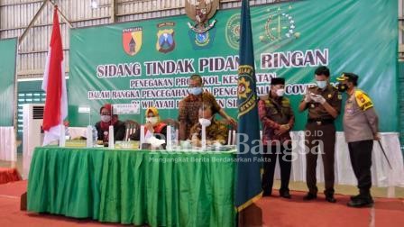 Pj Bupati Sidoarjo Hudiyono bersama Kapolresta Sidoarjo Kombes Pol Sumardji serta Dandim 0816 Sidoarjo Letkol Inf Mohammad Iswan Nusi serta Kejari Sidoarjo saat hadiri penerapan PPKM [IST]