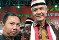 (Kanan) Bapak Bandi (Kiri) Gebernur Jateng foto kenangan saat acara pertemuan. [IST]