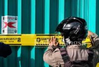 Petugas saat memasang POL PP line di Pintu Tempat Hiburan [IST]
