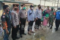 Anggota Polri, TNI, BNPB Kabupaten Sumenep Memberikan Bantuan Kepada Warga Tertimpa Bencana Alam Angin Puting Beliuang di Desa Karanganyar Kecamatan Kalianget Kabupaten Sumenep Jawa Timur. [Foto : Humas Polres/Ong]