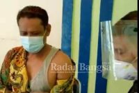 Chusnur Rofik, S.Kep, Ns., Saat Disuntik Vaksin Sinovac Covid-19 di Puskesmas Arjasa Sumenep, Jawa Timur. (Ong)