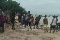 Warga Pulau Talango Aeng Kecamatan Ra'as Sumenep, Membuat Tangkis Laut Dengan Kayu dan Batu Karang [IST]