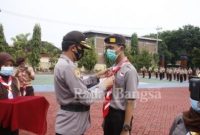 Penyematan Secara Simbolis ID Card Oleh Kabag Sumda Polres Sumenep Kompol Puryanto, S.H., Kepada Peserta Diklat Dan Penempuhan Wings Pramuka Saka Bhayangkara Polres Sumenep. (Ong)