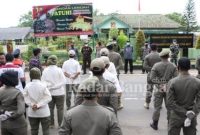 Komandan Kodim (Dandim) 0827/Sumenep Letkol Inf Nur Cholis.A.Md. Bersama Forkopimda Sumenep Menggelar Apel Persiapan Pelaksanaan Operasi Yustisi Penegakan Disiplin Inpres No.6 Tahun 2020, Di Depan Makodim 0827/Sumenep [IST]