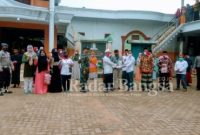 DPC J.P.K.P Pragaan Sumenep Menyerahkan Bantuan Masker, Hand Sanitizer dan Thermoghan Di Ponpes Hidayatul Ulum Desa Pragaan Daya Kabupaten Sumenep Jawa Timur. (Ong/J.P.K.P)