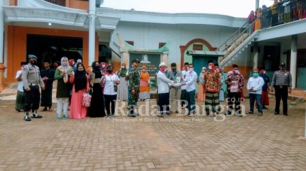 DPC J.P.K.P Pragaan Sumenep Menyerahkan Bantuan Masker, Hand Sanitizer dan Thermoghan Di Ponpes Hidayatul Ulum Desa Pragaan Daya Kabupaten Sumenep Jawa Timur. (Ong/J.P.K.P)