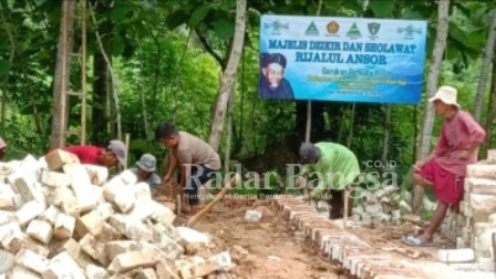 engah kaos coklat; Abu Hanif Saat Membantu Mengerjakan Pembangunan   Gedung Sekretariat PR GP Ansor 3 Desa di Kecamatan Ambunten Kabupaten Sumenep Jawa Timur. [Foto : Nrsmbr/Ong]