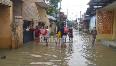 Kader Karang Taruna (Katar) Sampang mendistribusikan bantuan banjir di hari ke 2 [IST]