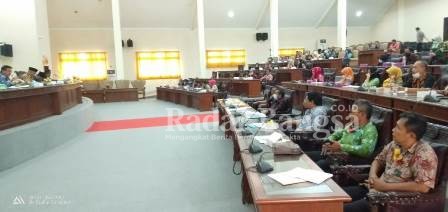 Pemanggilan Komisi II DPRD Sampang terhadap Kepala Disperta, Penyuluh, Distributor dan Pemilik Kios Pupuk di aula Besar DPRD Sampang [IST]