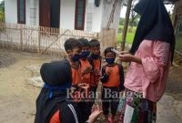 Siswa UPTD SDN Baturasang 4 Kecamatan Tambelangan Sampang mengkampanyekan Sampah kepada warga sekitar [IST]