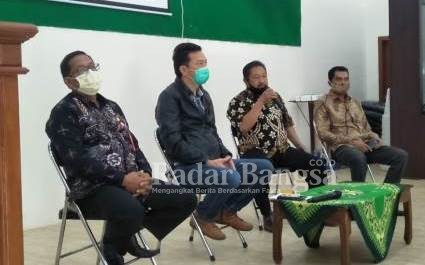 (Kanan dua) Kepala desa Sidomulyo Suharto.SH, nenyambut kehadiran Diskoperindag Batu, Manajemen De Dua, Manajer Jatim Park Group. Untuk Melaksanakan sosialisasi Pembentukan Manajemen Rest Area Desa Sidonulyo yang akuntabel berjenjang.[ist]