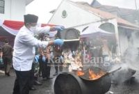  Plt. Bupati Cianjur H. Herman Suherman sedang melakukan pemusnahan Barang Bukti (BB) Narkoba di halaman Kejaksaan Negeri Cianjur [IST]