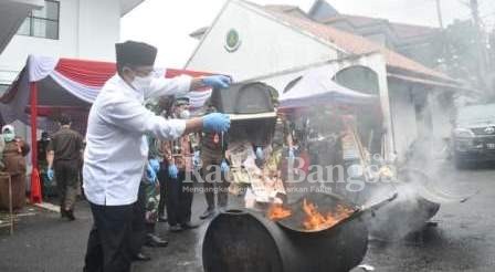  Plt. Bupati Cianjur H. Herman Suherman sedang melakukan pemusnahan Barang Bukti (BB) Narkoba di halaman Kejaksaan Negeri Cianjur [IST]