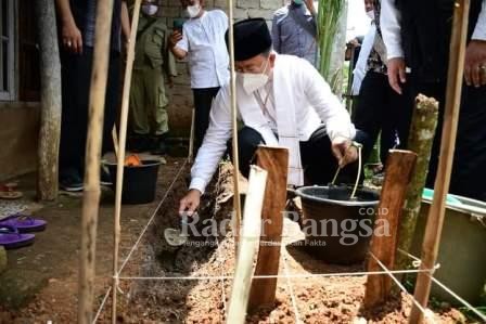 Plt. Bupati Cianjur H. Herman Suherman sedang meletakkan batu pertama bedah rumah warga dhu'afa produk 