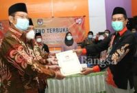 (kiri) Mahkrus Ali Ketua KPU Lamongan menetapkan pasangan calon nomor urut 2 atas nama (kanan) Dr. H. Yuhronur Efendi dan Drs. KH. Abdul Rouf sebagai sebagai paslon terpilih Bupati dan Wakil Bupati Lamongan 2020) [IST]