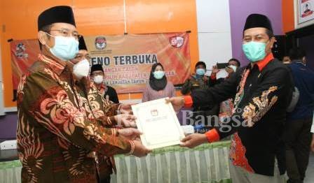 (kiri) Mahkrus Ali Ketua KPU Lamongan menetapkan pasangan calon nomor urut 2 atas nama (kanan) Dr. H. Yuhronur Efendi dan Drs. KH. Abdul Rouf sebagai sebagai paslon terpilih Bupati dan Wakil Bupati Lamongan 2020) [IST]