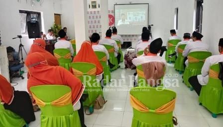 Ketua DPD PKS Kabupaten Kediri, Ustadz Marenda Darwis saat diwawancarai wartawan (foto; CS - RadarBangsa.co.id)