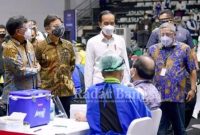Persiden Jokowi dan Ketua Dewan Pers M. Nuh saat menghadiri Vaksinasi para wartawan [IST]
