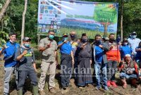 Foto bersama seusai penanaman pohon (foto : Fatkhul - RadarBangsa.co.id)