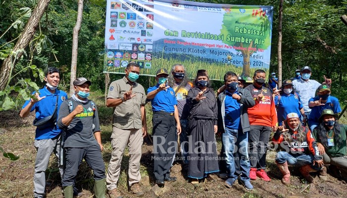 Foto bersama seusai penanaman pohon (foto : Fatkhul - RadarBangsa.co.id)