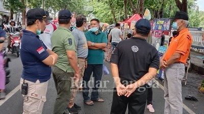 Jajaran OPD Terkait saat briefing di sela sela Pemantauan dan Evaluasi kegiatan Car Free Day (CFD) jalan Wijaya Kusuma Sampang [ HER]