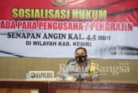 Kapolres Kediri AKBP Lukman Cahyono S.I.K saat melakukan sosialisasi kepada para pengrajin senapan angin di Kabupaten Kediri
[IST]