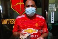 Pelaku berbaju merah saat diamankan di Mapolsek Turi berserta barang buktmya. [IST]