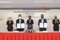 UOB signs a Strategic Partnership Agreement as SBF's chosen financial partner to connect Singapore companies to cross-border opportunities arising from ASEAN’s US$3 trillion economy.
(L to R) Mr Gan Seow Kee, Vice Chairman of SBF and Chairman of GlobalConnect@SBF Committee; Mr Lam Yi Young, Chief Executive Officer of SBF; Trade and Industry Minister Chan Chun Sing; Mr Ian Wong, Head of Group International Management, UOB and Mr Wee Ee Cheong, Deputy Chairman and Chief Executive Officer, UOB. (PRNewsfoto/United Overseas Bank)