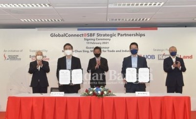 UOB signs a Strategic Partnership Agreement as SBF's chosen financial partner to connect Singapore companies to cross-border opportunities arising from ASEAN’s US$3 trillion economy.
(L to R) Mr Gan Seow Kee, Vice Chairman of SBF and Chairman of GlobalConnect@SBF Committee; Mr Lam Yi Young, Chief Executive Officer of SBF; Trade and Industry Minister Chan Chun Sing; Mr Ian Wong, Head of Group International Management, UOB and Mr Wee Ee Cheong, Deputy Chairman and Chief Executive Officer, UOB. (PRNewsfoto/United Overseas Bank)