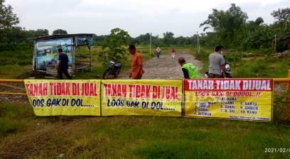 Para petani  menutup portal  dipintu masuk Tanah Kavling 