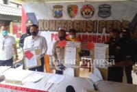 AKBP Miko Indrayana yang di dampingi Kasatreskrim AKP David Manurung dan Kasubbag Humas Polres Lamongan Iptu Estu Kwindardi. saat konfrensi pers Senin, (22/022021)