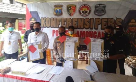 AKBP Miko Indrayana yang di dampingi Kasatreskrim AKP David Manurung dan Kasubbag Humas Polres Lamongan Iptu Estu Kwindardi. saat konfrensi pers Senin, (22/022021)