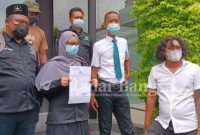 Pesilat wanita Pagar Nusa berinisial DIS (18) asal Nganjuk, dengan dikawal belasan pendekar datangi Polrestabes Surabaya, Selasa (23/2/2021). [IST]
